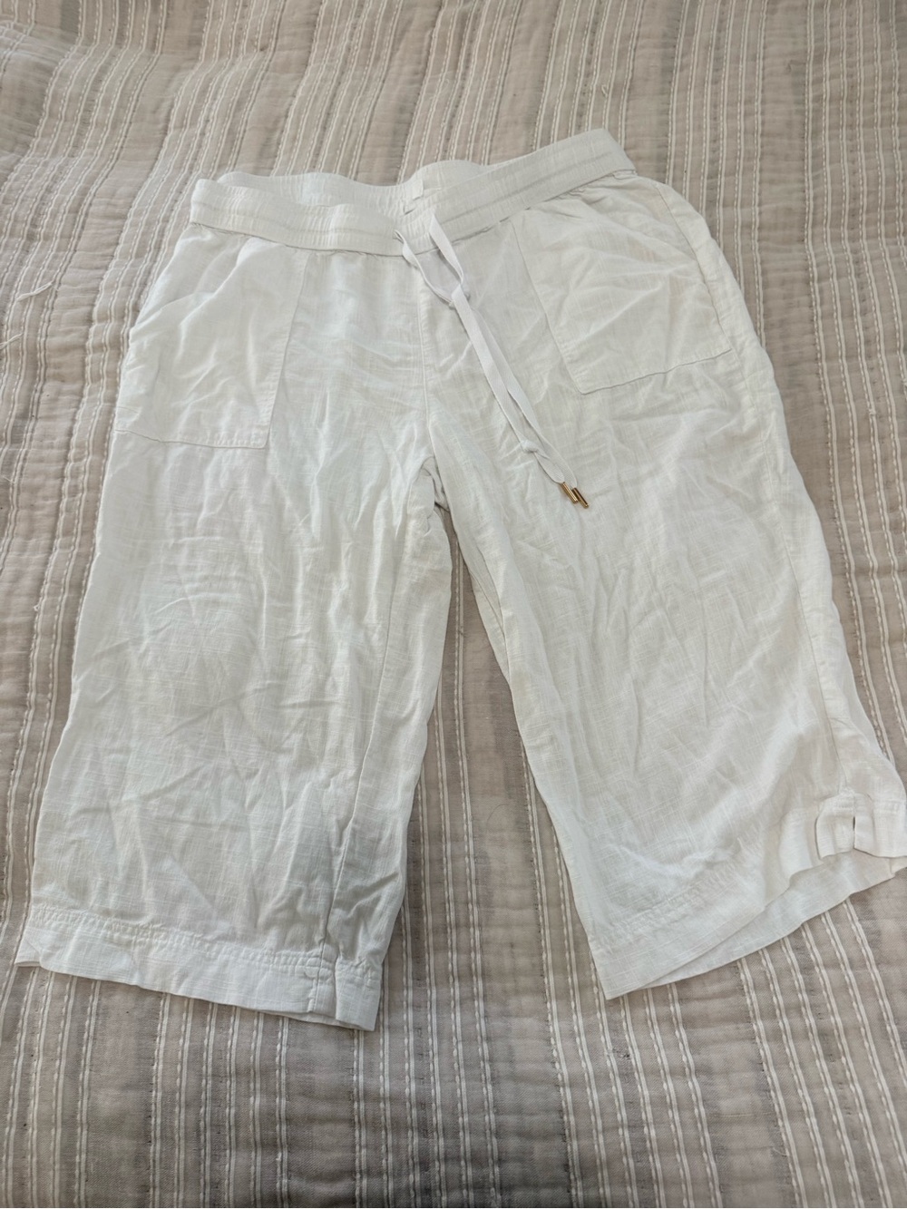 Women's White Drawstring Linen-Blend Capris